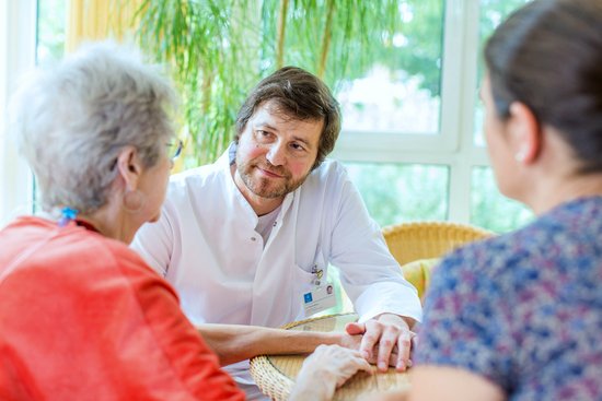 Patientin und Tochter im Gespräch mit Dr. Braun
