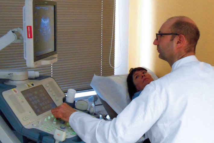 Prof. Dr. Markus Steinbauer, Chefarzt der Klinik für Gefäßchirurgie am Krankenhaus Barmherzige Brüder, bei einer Ultraschalluntersuchung der Bauchschlagader.