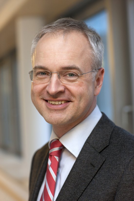 Prof. Dr. med. Dr. h.c. Pompiliu Piso, Chefarzt der Klinik für Allgemein- und Viszeralchirurgie 