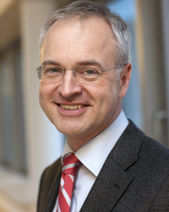 Prof. Dr. med. Dr. h.c. Pompiliu Piso, Chefarzt der Klinik für Allgemein- und Viszeralchirurgie 