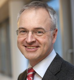 Prof. Dr. med. Dr. h.c. Pompiliu Piso, Chefarzt der Klinik für Allgemein- und Viszeralchirurgie 