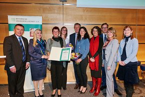 Ganz links: Christian Bradl (Leiter der Techniker Krankenkasse Bayern), 2.v.l. Melanie Huml (Bayerische Staatsministerin für Gesundheit und Pflege, 3.v.l. Ruth Wagner (Leiterin des Psychologischen Dienstes am KH Barmherzige Brüder Regensburg), 5.v.l. Prof. Günter Schlimok (Präsident der Bayerischen Krebsgesellschaft), 3.v.r. Krankenhaus-Geschäftsführer Dr. Andreas Kestler sowie das psychoonkologische Team.