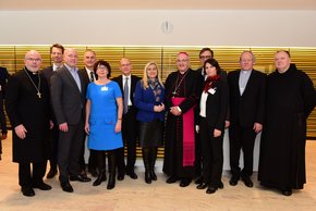 Man sieht die vielen Menschen, die bei der Segnung des Paul Gerhardt Hauses dabei waren.