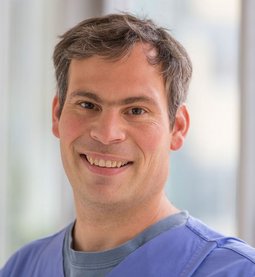 Portrait von Priv.-Doz. Dr. Stephan Schroll, Oberarzt, Internist, Intensivmedizin, Notfallmedizin, Pneumologie