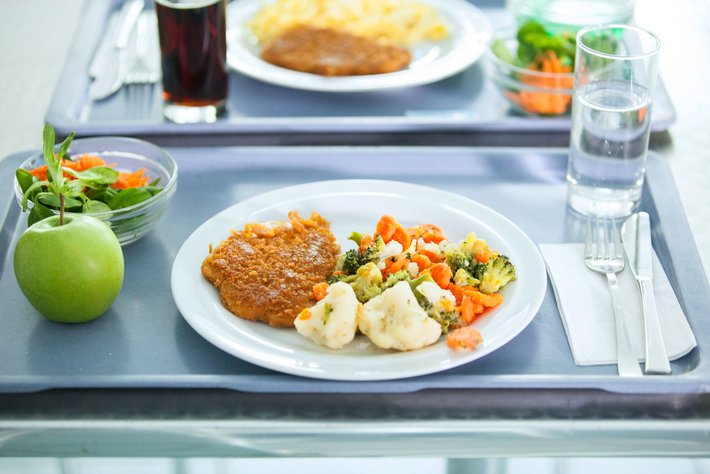 Beim Mittagessen können Sie zwischen drei Gerichten auswählen.