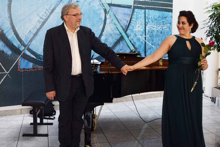 Die Sopranistin Esther Baar und Jean-Pierre Faber, Dirigent und Pianist, gestalteten das 11. Patientenkonzert zum Thema "Liebst du um Schönheit" im Juli 2015