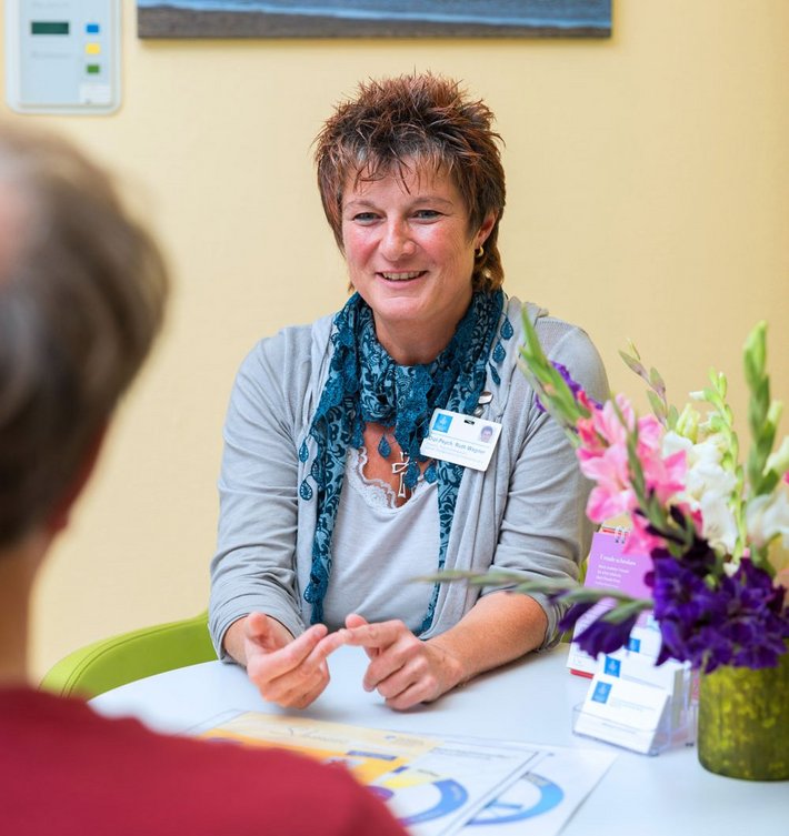 Unser Team des psychologischen Dienstes unterstützt und begleitet Sie in Zusammenarbeit mit den behandelnden Ärzten, Pflegekräften und anderen Fachdisziplinen im Verlauf Ihrer stationären Behandlung sowie während ambulanter und teilstationärer Phasen. Auf Wunsch leisten wir auch Sterbebegleitung.
