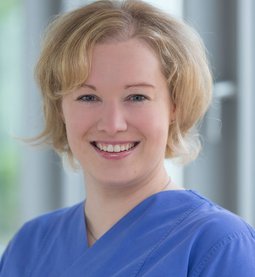 Portrait von Oberärztin Dr. Julia Janssen, Internistin, Intensivmedizin