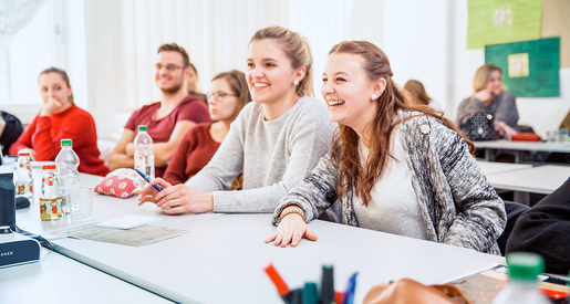 In einer Projektarbeit entwickeln Schüler das Drehbuch eines Films.