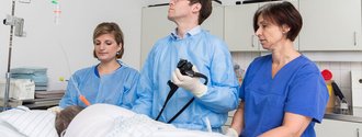 Ein Ärzte- und Pflegeteam führt gerade eine Endoskopie durch.