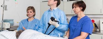Ein Ärzte- und Pflegeteam führt gerade eine Endoskopie durch.