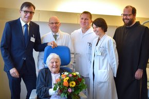 Ein überraschender Besuch mit Blumenstrauß für die erste Patientin im neuen Paul Gerhardt Haus